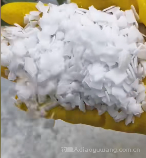 锅里油垢多，锅底烧得漆黑不用怕！油污的克星—火碱，不仅效果好且价格便宜